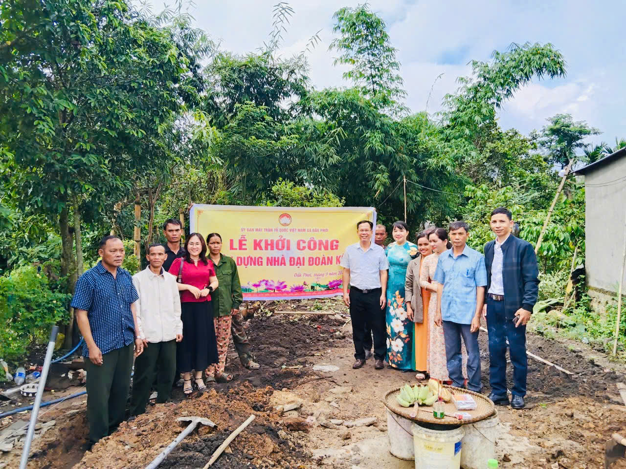 BAN THƯỜNG TRỰC UỶ BAN MẶT TRẬN TỔ QUỐC VIỆT NAM XÃ ĐẮK PHƠI TỔ CHỨC LỄ KHỞI CÔNG NHÀ ĐẠI ĐOÀN KẾT CHO HỘ GIA ĐÌNH BÀ: H KUNG ČIL; ĐỊA CHỈ TẠI BUÔN NĂM (BUÔN TLÔNG CŨ ) XÃ ĐẮK PHƠI