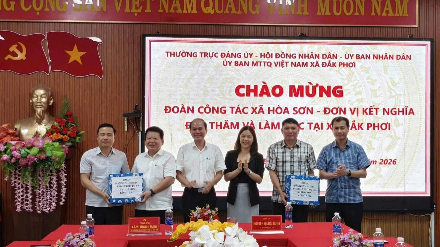 ĐOÀN CÔNG TÁC XÃ HOÀ SƠN THĂM VÀ LÀM VIỆC VỚI XÃ KẾT NGHĨA ĐẮK PHƠI